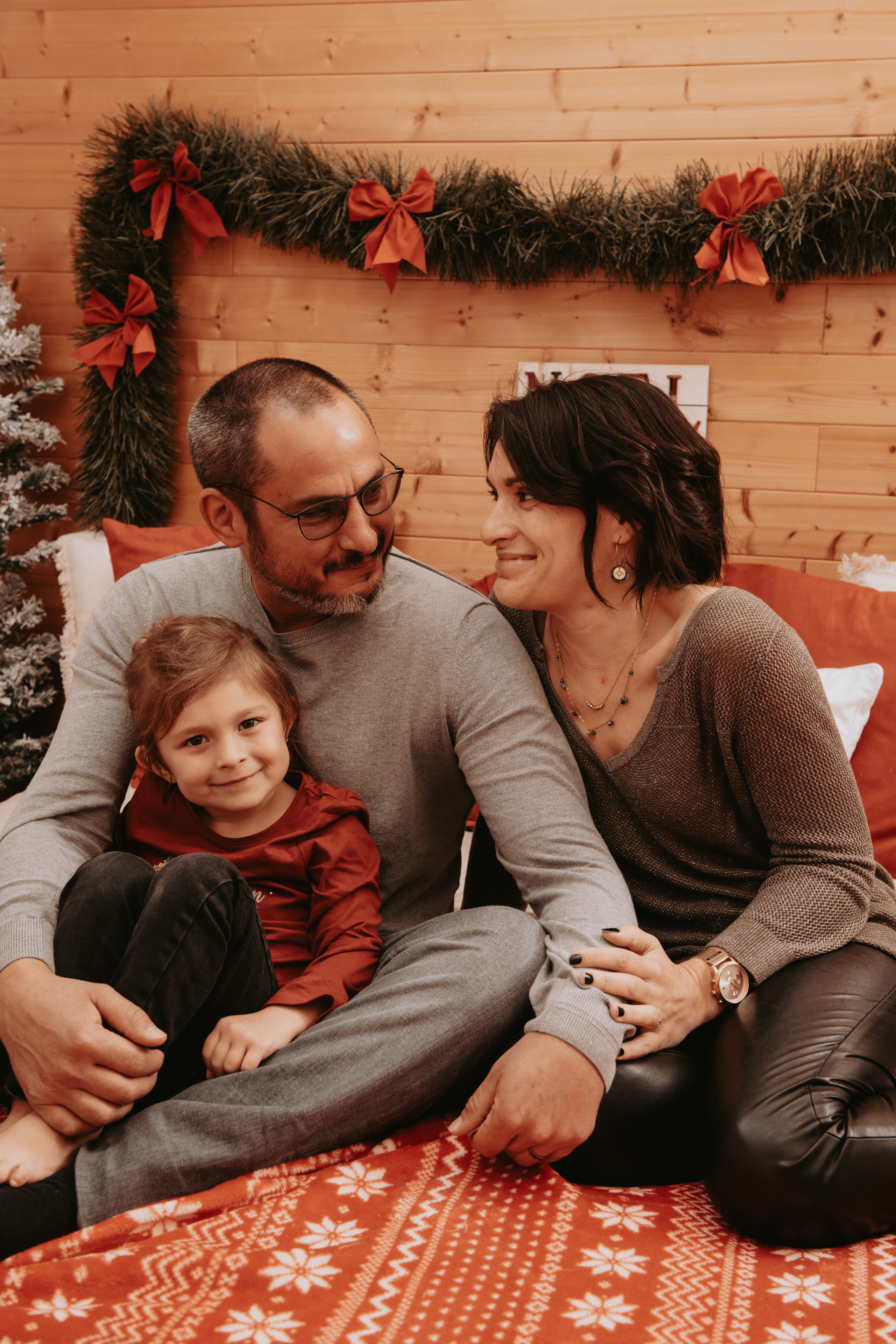 Amandine Mickael Hailey-1 Photo de famille fond de noël