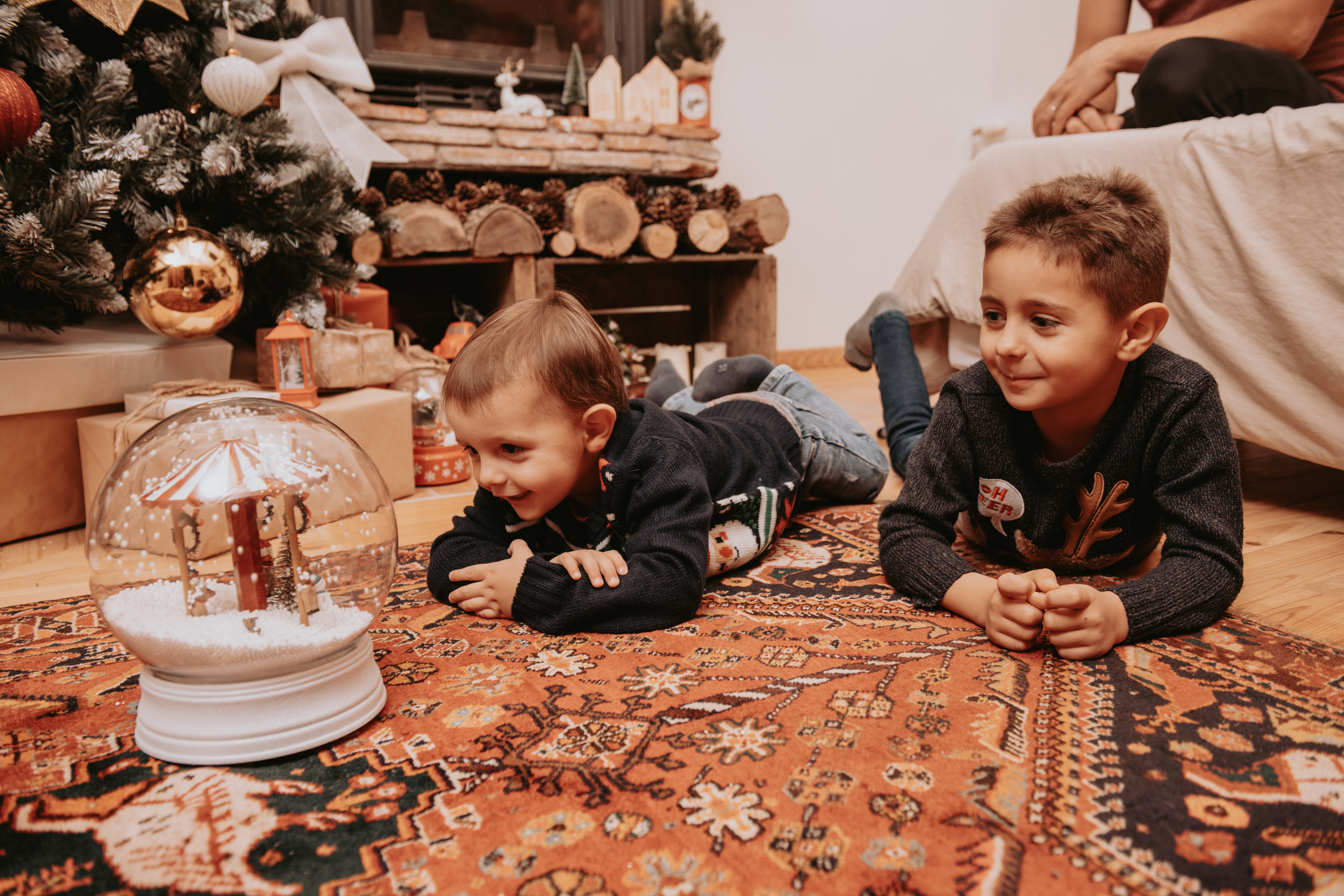 Camille _ cie-5 Enfant jouant devant sapin