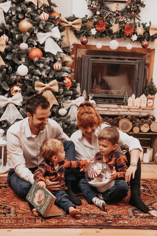 Marie _ Kévin 161022 -52 Famille joyeuse devant le sapin